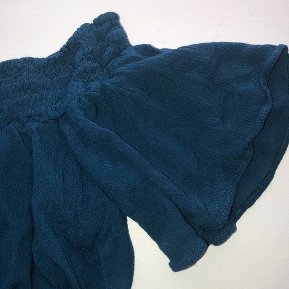 KIMCHI BLUE UO | off the shoulder smocked crop top - Picture 4 of 8